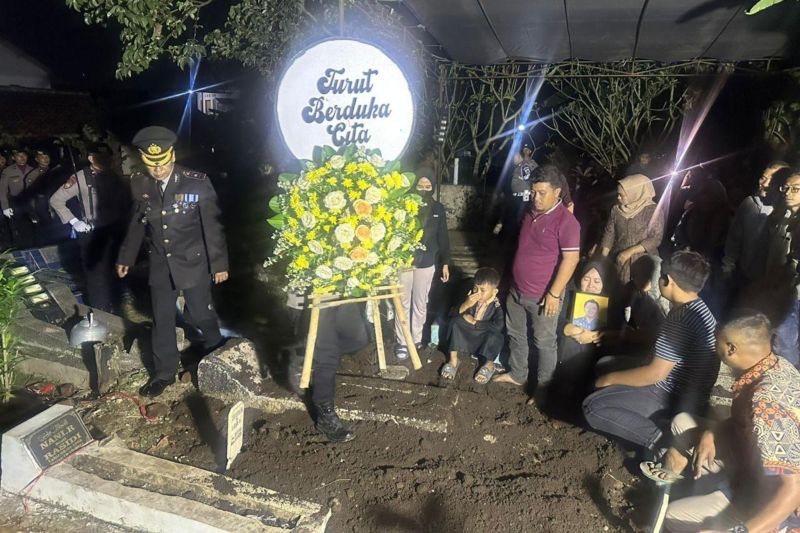 Tiga korban tewas dalam Pesta Rakyat di Garut telah dimakamkan Tiga korban tewas dalam Pesta Rakyat di Garut telah dimakamkan