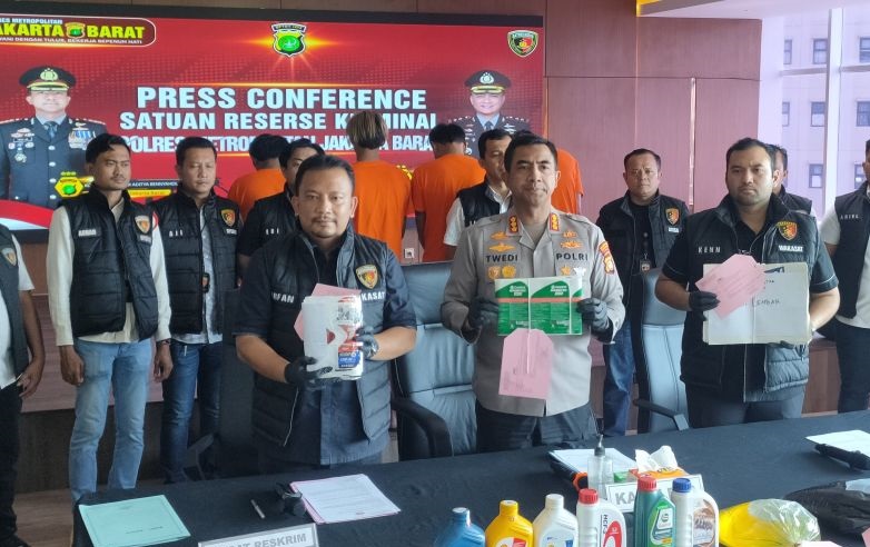 Polisi bongkar produksi oli palsu di Kembangan Jakarta Barat Polisi bongkar produksi oli palsu di Kembangan Jakarta Barat