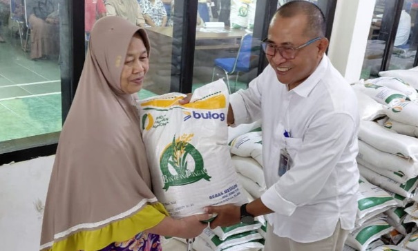 Bulog Kediri distribusikan bantuan pangan wilayah Kediri dan Nganjuk Bulog Kediri distribusikan bantuan pangan wilayah Kediri dan Nganjuk
