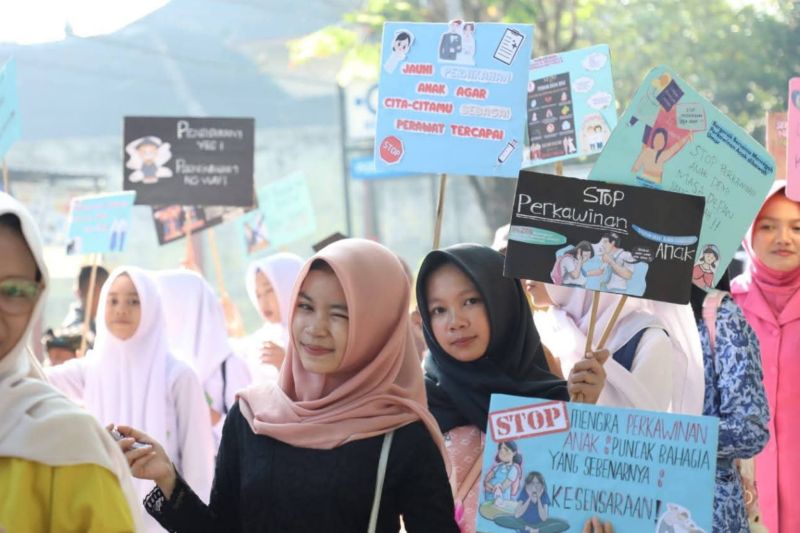 Ratusan anak di Lombok Tengah serukan stop perkawinan usia dini Ratusan anak di Lombok Tengah serukan stop perkawinan usia dini