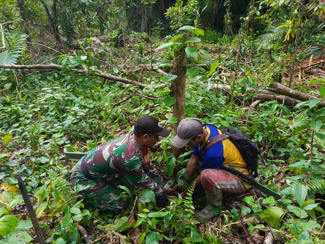 Satgas TMMD 125 Kodim 1506/Namlea laksanakan tanam bibit pohon keras dengan target 10.000 pohon