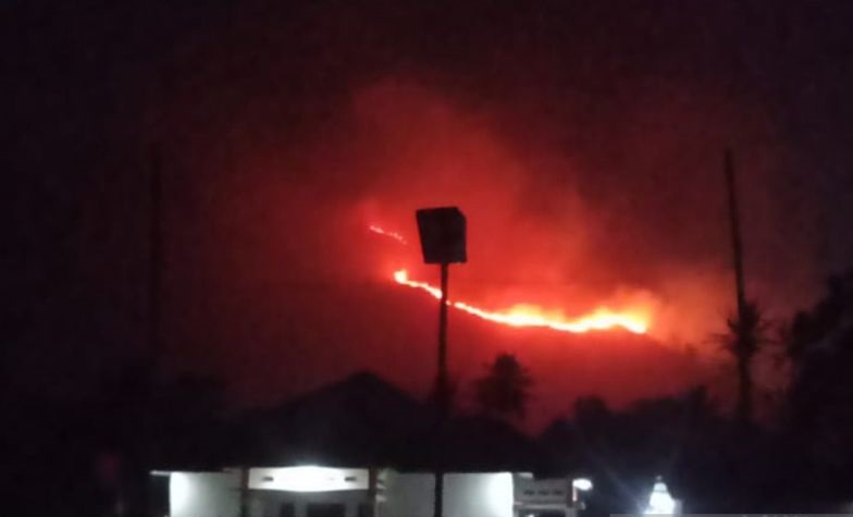 Petugas kesulitan padamkan api karhutla puncak Bukit Gagoan Solok Petugas kesulitan padamkan api karhutla puncak Bukit Gagoan Solok