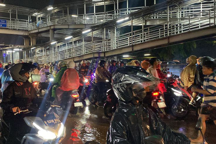 Pengendara berbondong lawan arah hindari banjir di Daan Mogot Jakbar