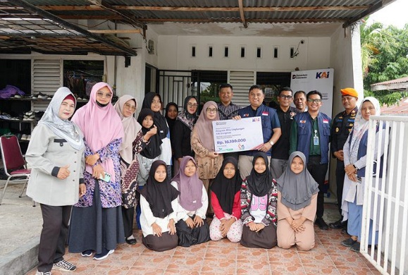Partisipasi HUT IKW-RI, KAI Divre II Sumbar kucurkan bantuan TJSL di Kota Padang Partisipasi HUT IKW-RI, KAI Divre II Sumbar kucurkan bantuan TJSL di Kota Padang
