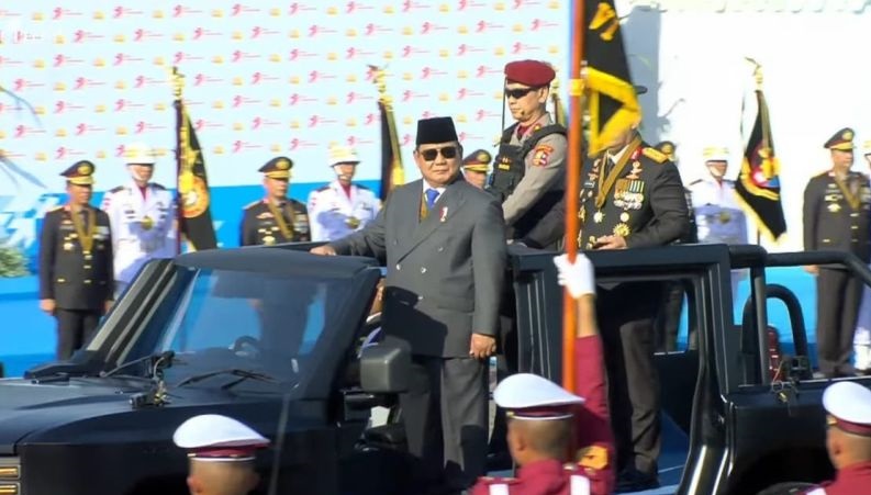 Di atas Maung, Presiden keliling Monas inspeksi pasukan saat HUT Polri Di atas Maung, Presiden keliling Monas inspeksi pasukan saat HUT Polri
