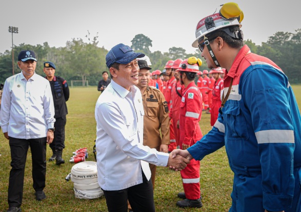 Menteri LH/BPLH berangkatkan tim pemadam karhutla Riau