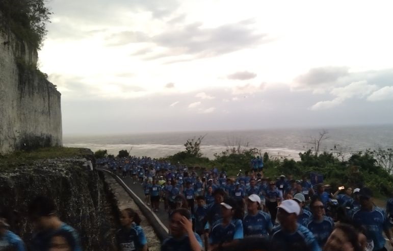 4.000 pelari jajal tebing Pantai Pandawa Bali