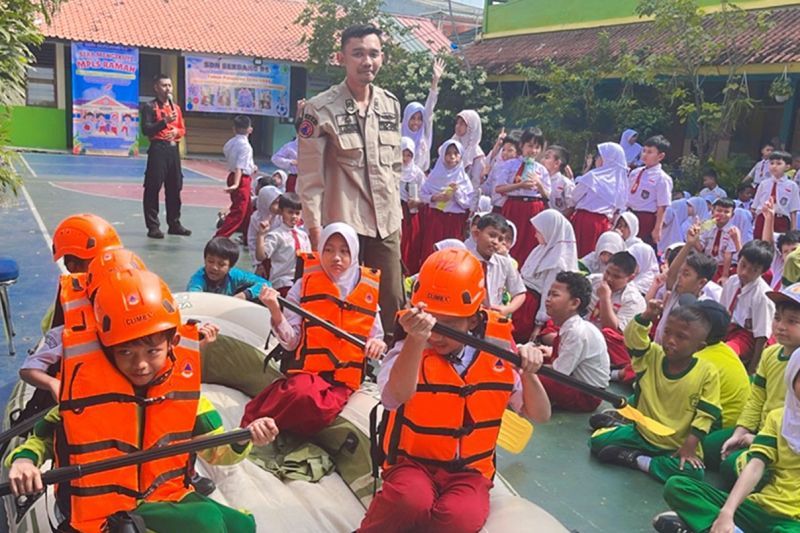 BPBD DKI edukasi waspada bencana di 16 sekolah saat MPLS BPBD DKI edukasi waspada bencana di 16 sekolah saat MPLS