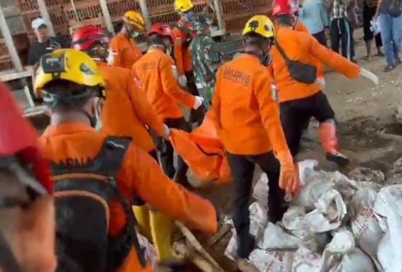 Pekerja tertimbun reruntuhan kandang ayam ditemukan meninggal dunia Pekerja tertimbun reruntuhan kandang ayam ditemukan meninggal dunia