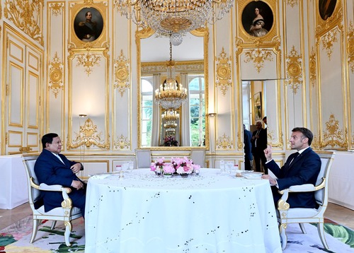 Macron menjamu Prabowo santap malam privat di Istana Elysee