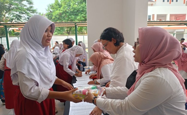 Siswa Sekolah Rakyat Handayani senang dapat peralatan mandi