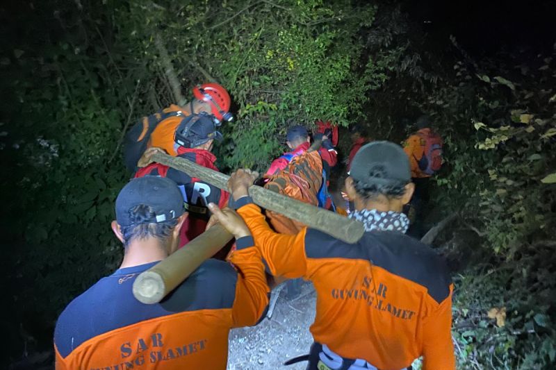 Tim SAR evakuasi seorang pendaki yang meninggal di Gunung Slamet Tim SAR evakuasi seorang pendaki yang meninggal di Gunung Slamet