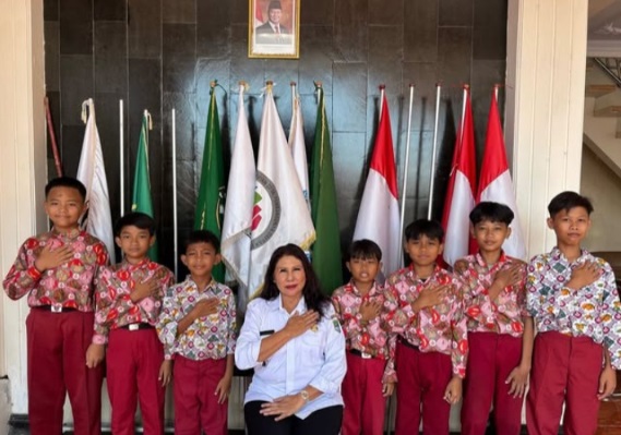Kades Sultan di Majalengka tangani sejumlah warga kesulitan biaya masuk sekolah Kades Sultan di Majalengka tangani sejumlah warga kesulitan biaya masuk sekolahÂ