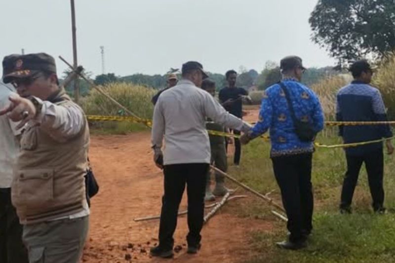 Satpol PP Karawang segel lokasi galian tanah ilegal di Cikampek Satpol PP Karawang segel lokasi galian tanah ilegal di Cikampek