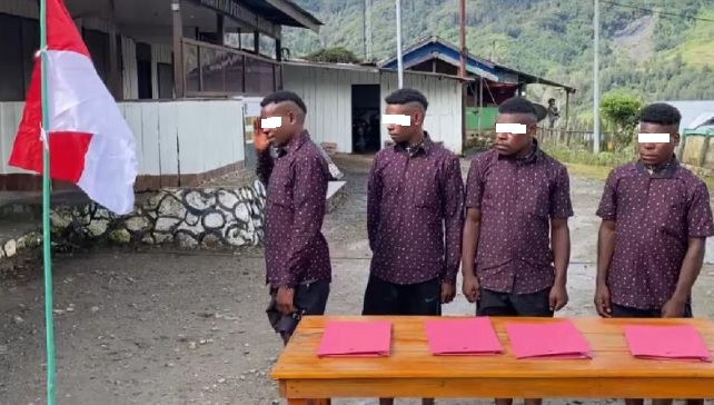 Empat mantan anggota KKB di Sinak nyatakan setia ke NKRI Empat mantan anggota KKB di Sinak nyatakan setia ke NKRI
