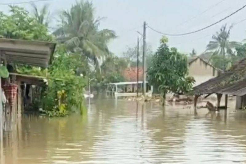 Ratusan rumah di delapan desa di Karawang terendam banjir Ratusan rumah di delapan desa di Karawang terendam banjir