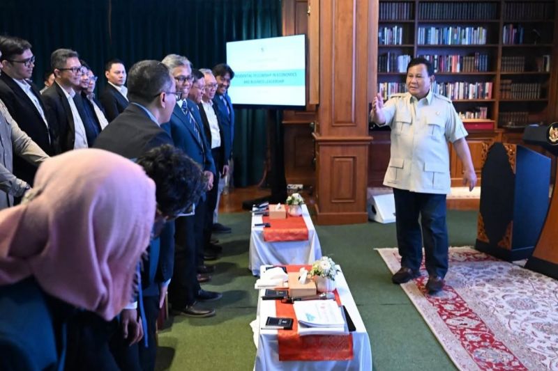 Seskab Teddy: Prabowo siapkan 82 profesional muda isi posisi strategis Seskab Teddy: Prabowo siapkan 82 profesional muda isi posisi strategis