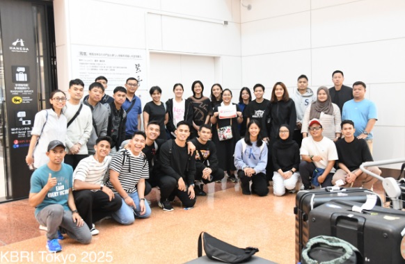 KBRI Tokyo sambut Tim Bulu Tangkis Indonesia Japan di Haneda Tokyo KBRI Tokyo sambut Tim Bulu Tangkis Indonesia Japan di Haneda Tokyo