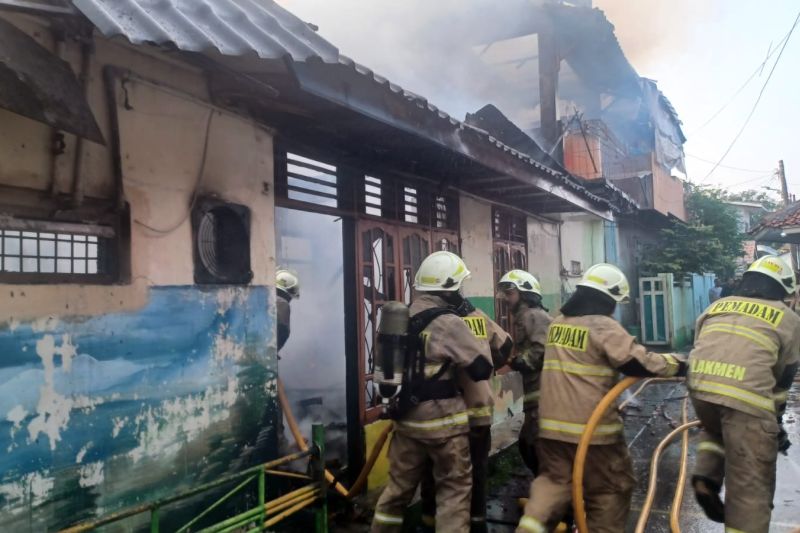 Kebocoran gas picu kebakaran warung makan di Cilincing Senin pagi
