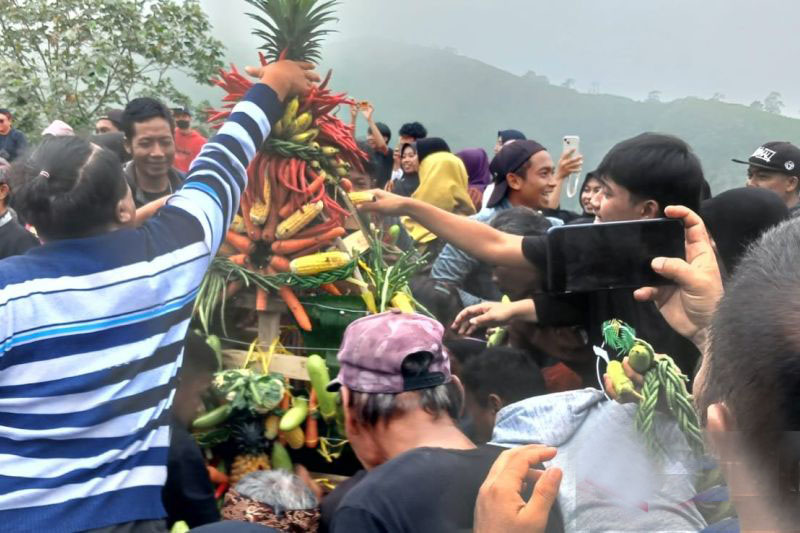 Pemkab Kediri manfaatkan ritual larung sesaji tarik wisatawan