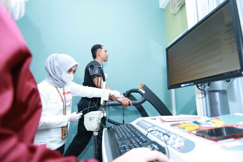 Penyelam jalani pemeriksaan kesehatan sebelum operasi SAR bawah laut Penyelam jalani pemeriksaan kesehatan sebelum operasi SAR bawah laut