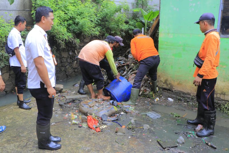 Pemkot Tangerang terjunkan petugas sisir sampah di sungai-saluran air Pemkot Tangerang terjunkan petugas sisir sampah di sungai-saluran air