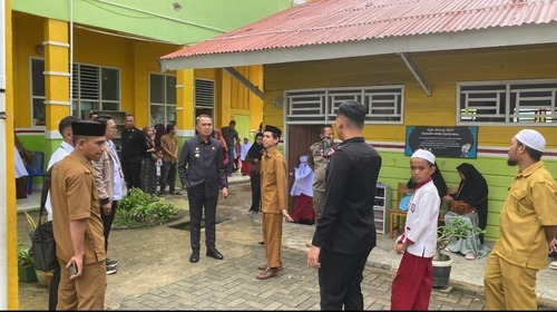 Menteri Wihaji tinjau Ayah Antar Anak di SMAN 9 Jakarta