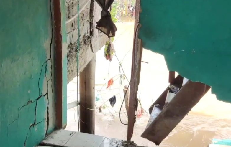Rumah yang longsor di bantaran Kali Ciliwung mulai diperbaiki