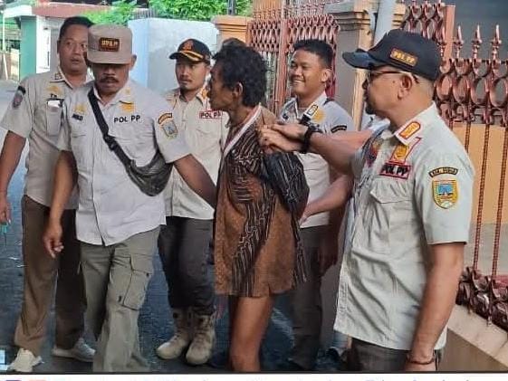 Satpol PP amankan ODGJ ngamuk bawa sajam Satpol PP amankan ODGJ ngamuk bawa sajam