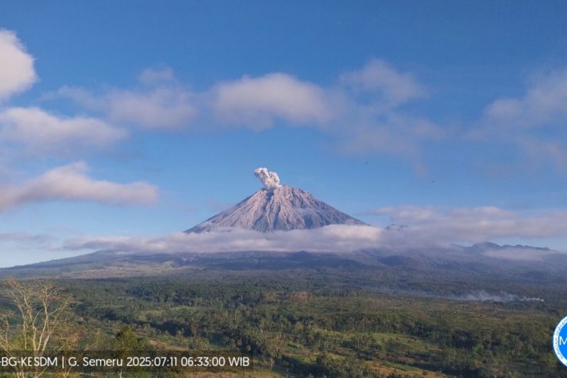 Gunung Semeru kembali erupsi dengan letusan setinggi 700 meter Gunung Semeru kembali erupsi dengan letusan setinggi 700 meter