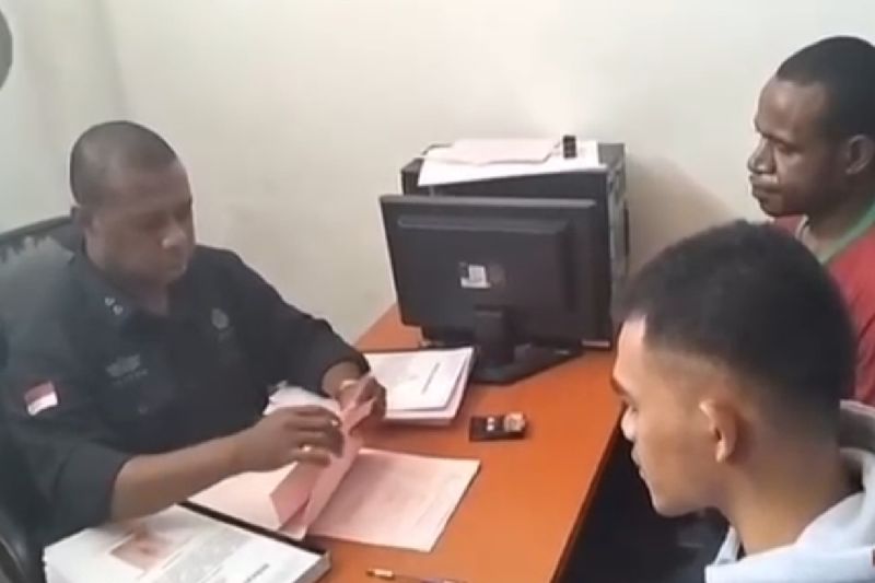 Anggota Polri penjual amunisi diserahkan ke jaksa di Wamena Anggota Polri penjual amunisi diserahkan ke jaksa di Wamena