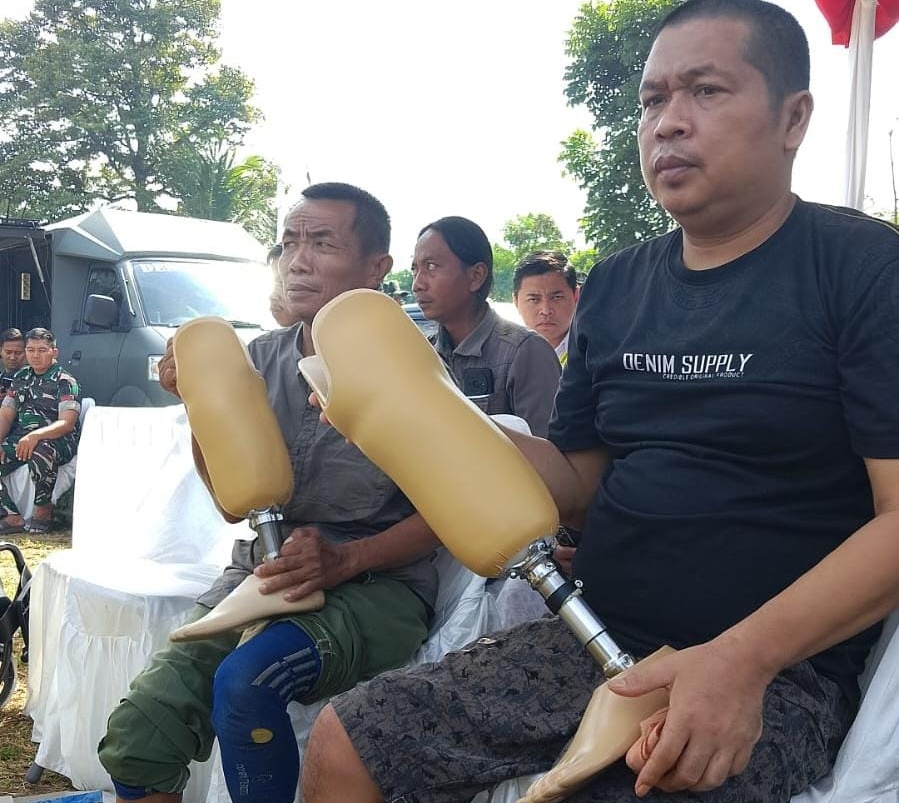 TMMD di Desa Kandangmas Kudus, dua warga disabilitas bahagia dapat bantuan kaki palsu