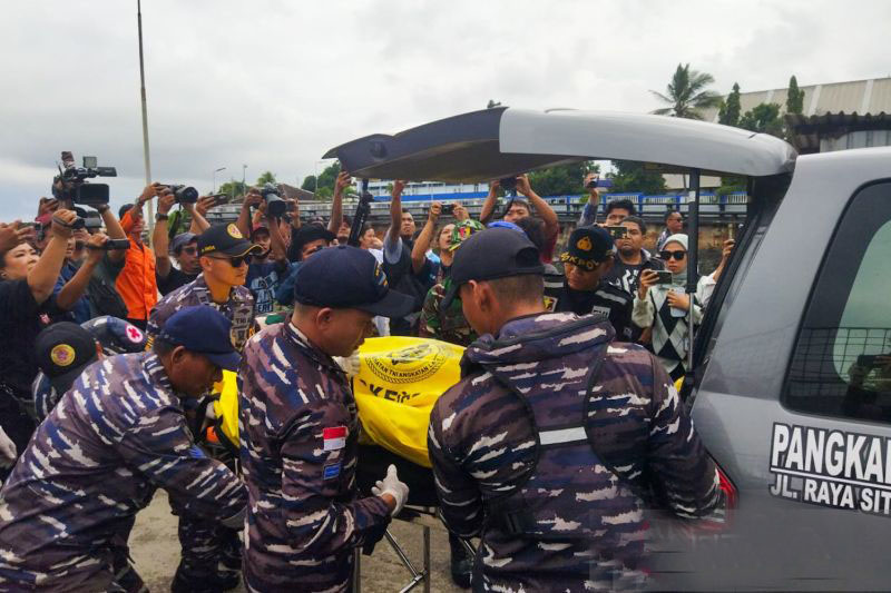 Tim SAR temukan korban kapal tenggelam di Selat Bali Tim SAR temukan korban kapal tenggelam di Selat Bali