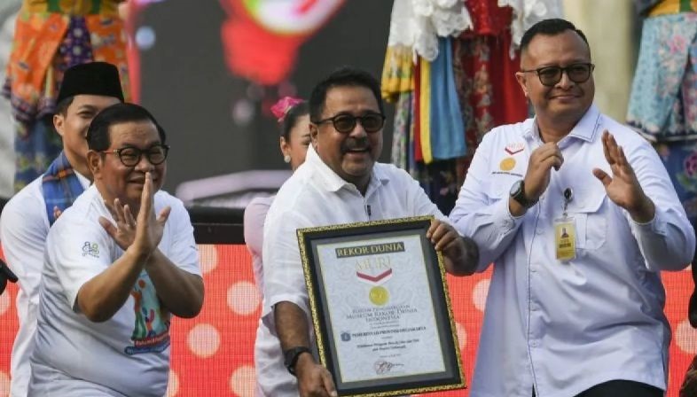 Penampilan pencak silat dan seni tari pecahkan rekor MURI Penampilan pencak silat dan seni tari pecahkan rekor MURI