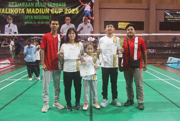 Prada BC sabet 5 medali dari 10 atlet di Kejuaraan Bulutangkis Wali Kota Madiun Cup 2025 Prada BC sabet 5 medali dari 10 atlet di Kejuaraan Bulutangkis Wali Kota Madiun Cup 2025
