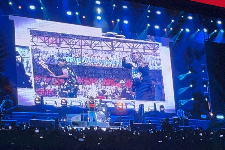 Slank ajak penonton perempuan naik panggung konser Jakarta Fair 2025 Slank ajak penonton perempuan naik panggung konser Jakarta Fair 2025