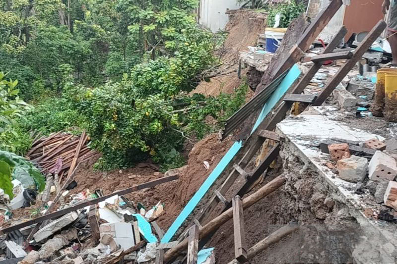 Dua rumah warga OKU Sumsel diterjang longsor Dua rumah warga OKU Sumsel diterjang longsor