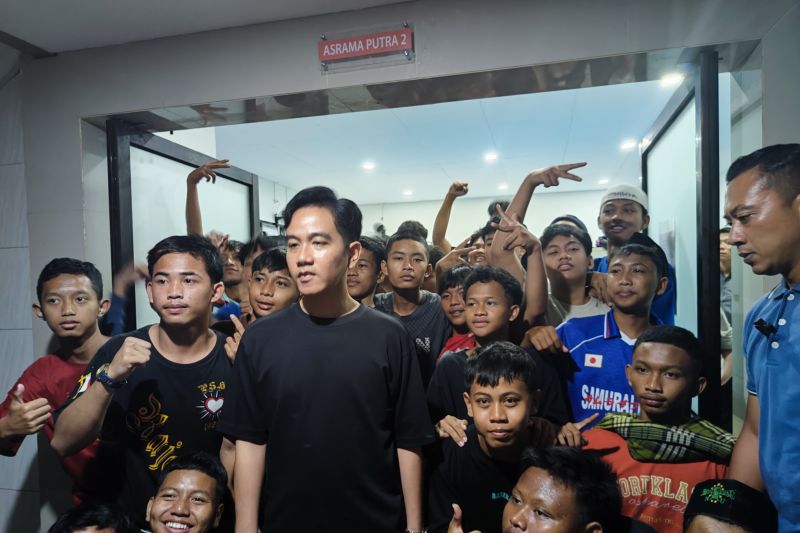 Gibran sampaikan terima kasih ke orang tua, percayakan anak sekolah SR Gibran sampaikan terima kasih ke orang tua, percayakan anak sekolah SR