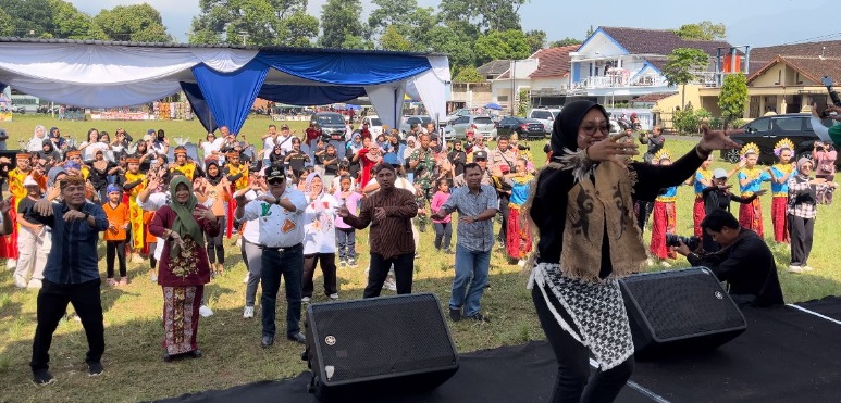 Ratusan orang menari semarakkan Hari Jadi Salatiga ke-1.275 Ratusan orang menari semarakkan Hari Jadi Salatiga ke-1.275