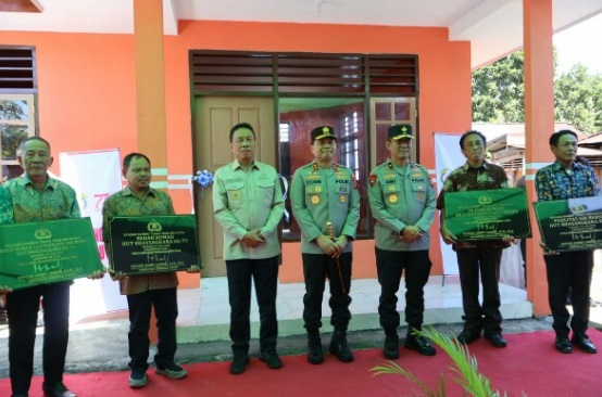 Kapolda Sulut resmikan bedah rumah Hari Bhayangkara ke-79 di Minsel Kapolda Sulut resmikan bedah rumah Hari Bhayangkara ke-79 di Minsel