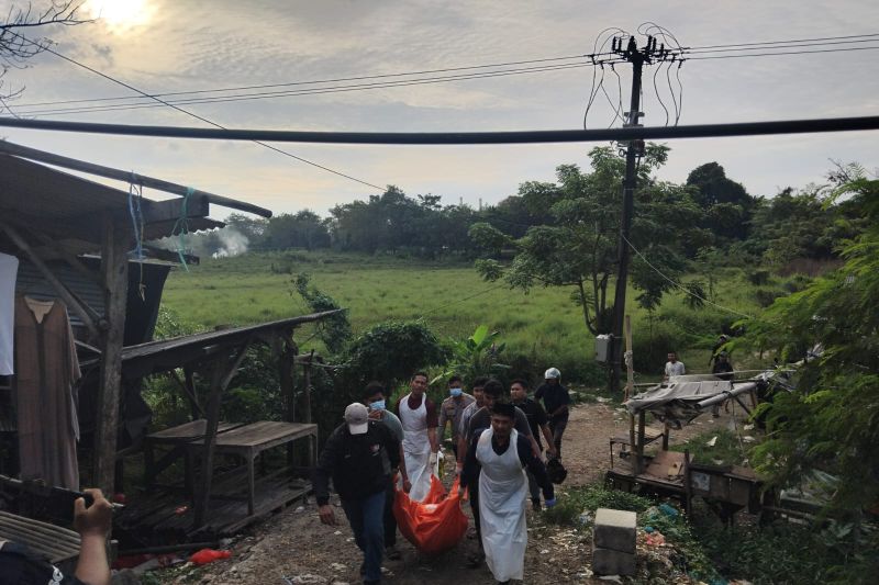 Mayat pria ditemukan mengambang di Kali Ciujung Serang Mayat pria ditemukan mengambang di Kali Ciujung Serang
