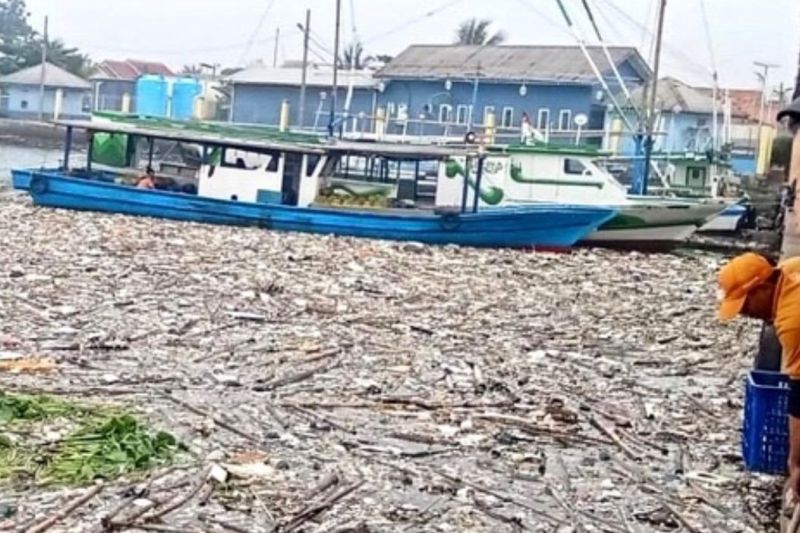 Sampah kiriman menumpuk di Pulau Lancang akibat cuaca buruk