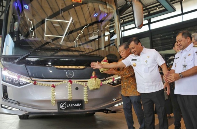 Gubernur Jateng lepas ekspor bus ke Sri Lanka Gubernur Jateng lepas ekspor bus ke Sri Lanka