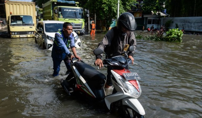 Jakarta Utara kerahkan pompa apung untuk sedot banjir di Cakung Jakarta Utara kerahkan pompa apung untuk sedot banjir di Cakung