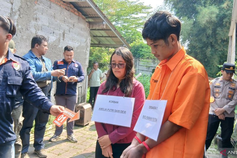 Rekonstruksi pembunuhan wanita di Tangerang dari kontrakan pelaku Rekonstruksi pembunuhan wanita di Tangerang dari kontrakan pelaku