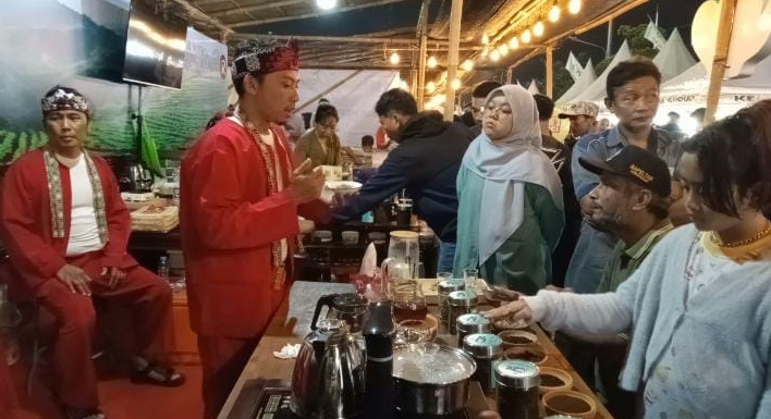 Tegal Tea Fest hadirkan edukasi unik, warga diajak bungkus teh sendiri 