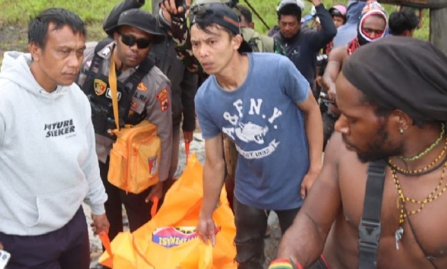 TNI-Polri evakuasi jenazah tukang ojek di Wanwi Puncak Jaya TNI-Polri evakuasi jenazah tukang ojek di Wanwi Puncak Jaya