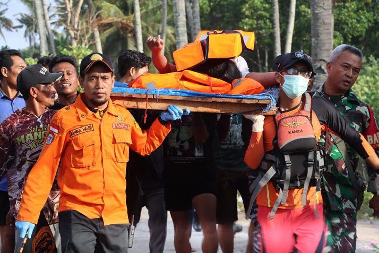 TNI kerahkan 80 prajurit cari korban kapal tenggelam di Selat Bali TNI kerahkan 80 prajurit cari korban kapal tenggelam di Selat Bali