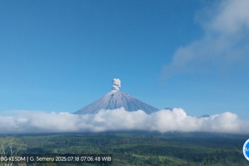 Gunung Semeru lima kali erupsi dengan tinggi letusan 700 meter Gunung Semeru lima kali erupsi dengan tinggi letusan 700 meter