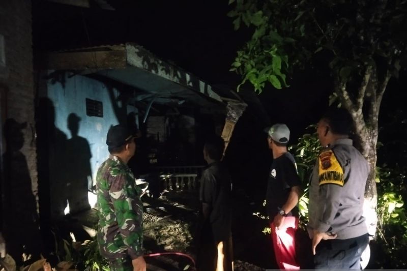 Empat warga terluka akibat angin kencang di Serdang Bedagai Empat warga terluka akibat angin kencang di Serdang Bedagai